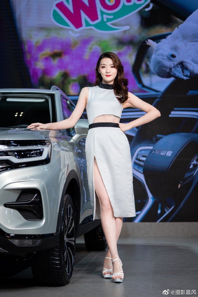 高跟美女车模小蛮腰大长腿写真