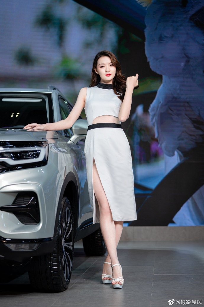 高跟美女车模小蛮腰大长腿写真