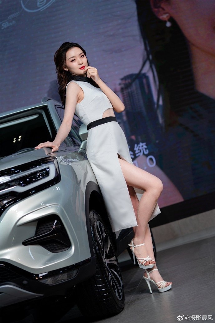 高跟美女车模小蛮腰大长腿写真