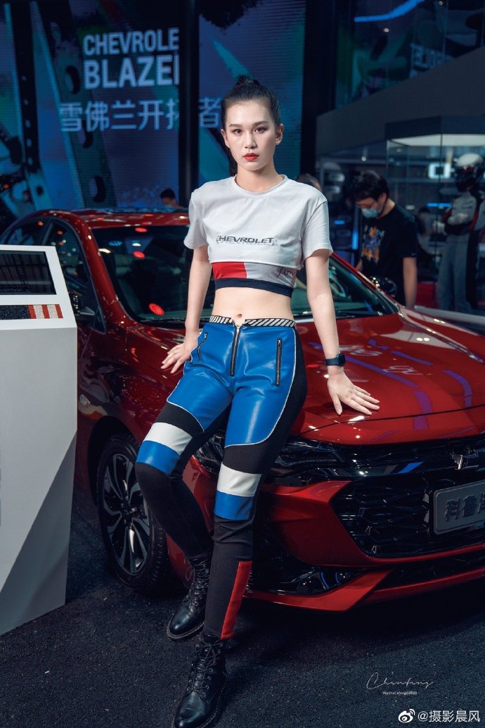 靓丽美女车模露脐装小蛮腰私拍