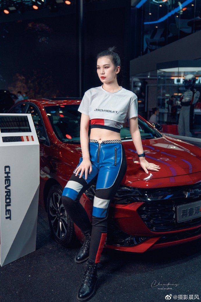 靓丽美女车模露脐装小蛮腰私拍