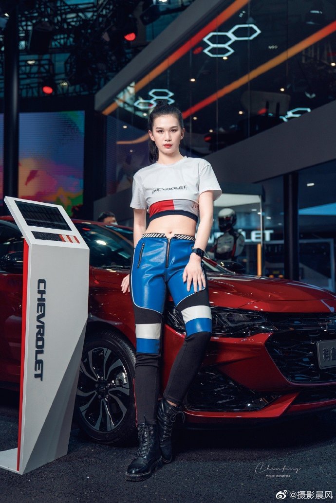 靓丽美女车模露脐装小蛮腰私拍