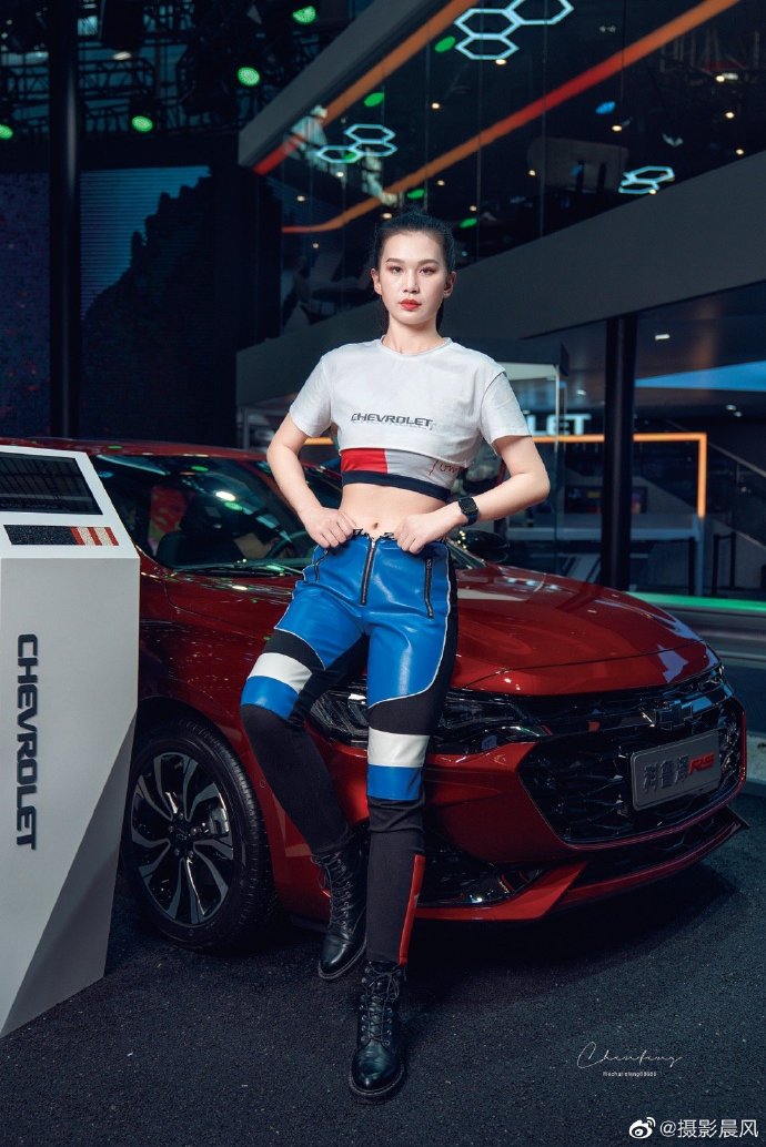 靓丽美女车模露脐装小蛮腰私拍