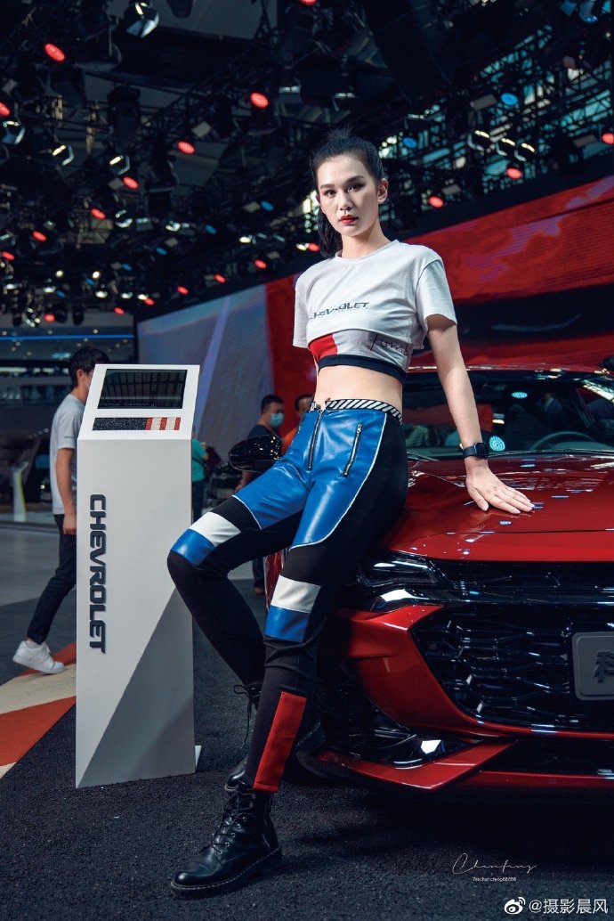 靓丽美女车模露脐装小蛮腰私拍