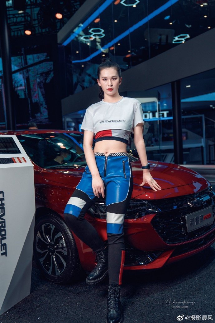 靓丽美女车模露脐装小蛮腰私拍