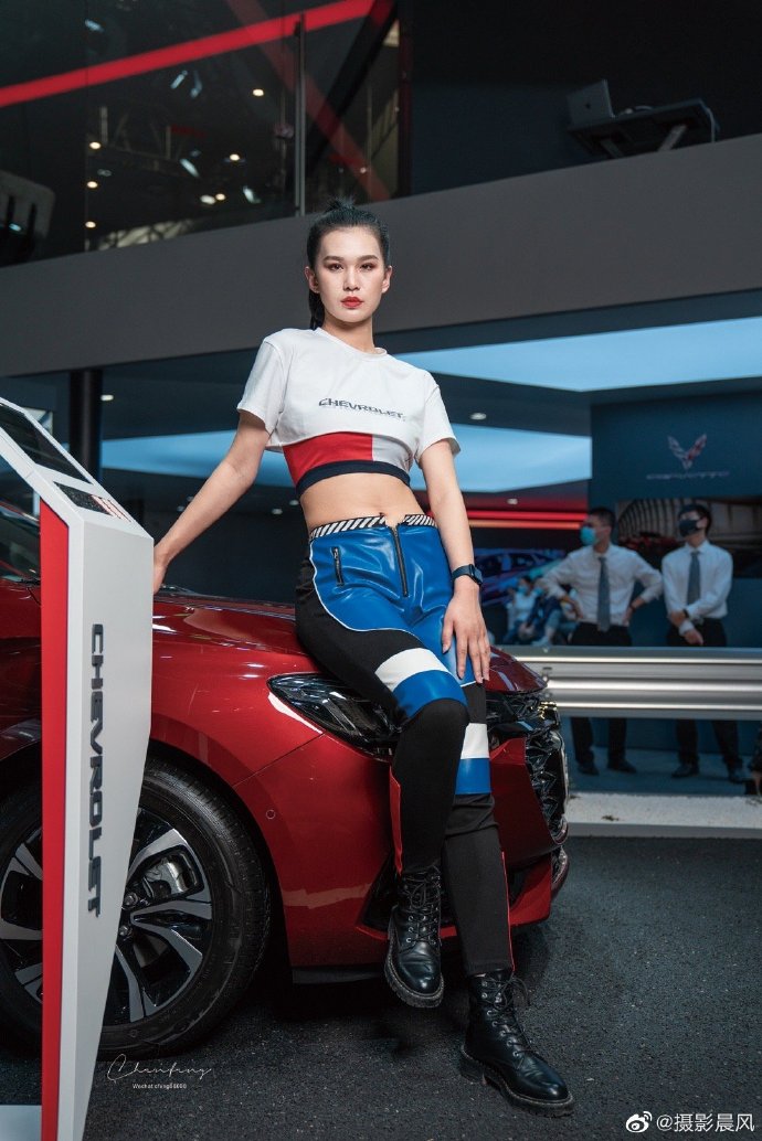 靓丽美女车模露脐装小蛮腰私拍