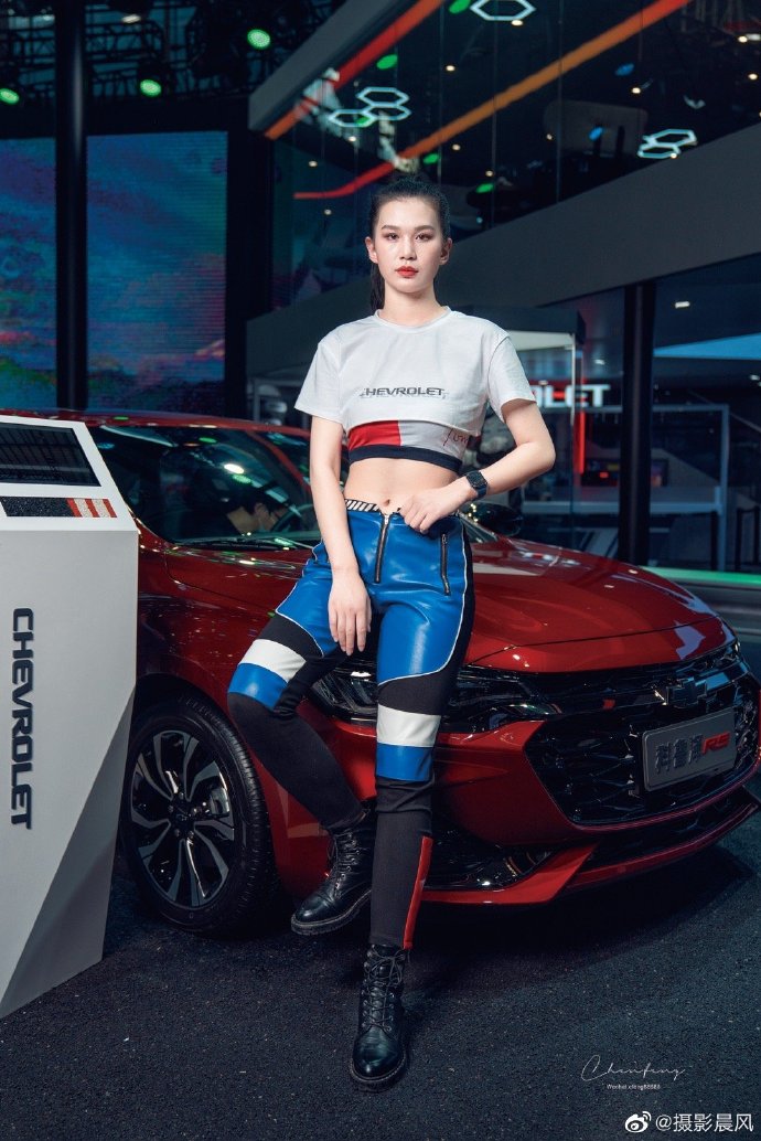 靓丽美女车模露脐装小蛮腰私拍