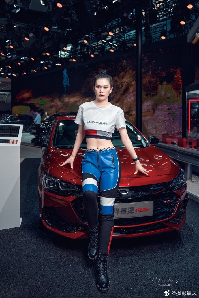 靓丽美女车模露脐装小蛮腰私拍