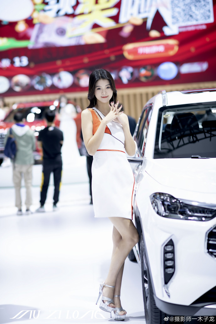 美女车模露肩短裙高跟美腿私拍