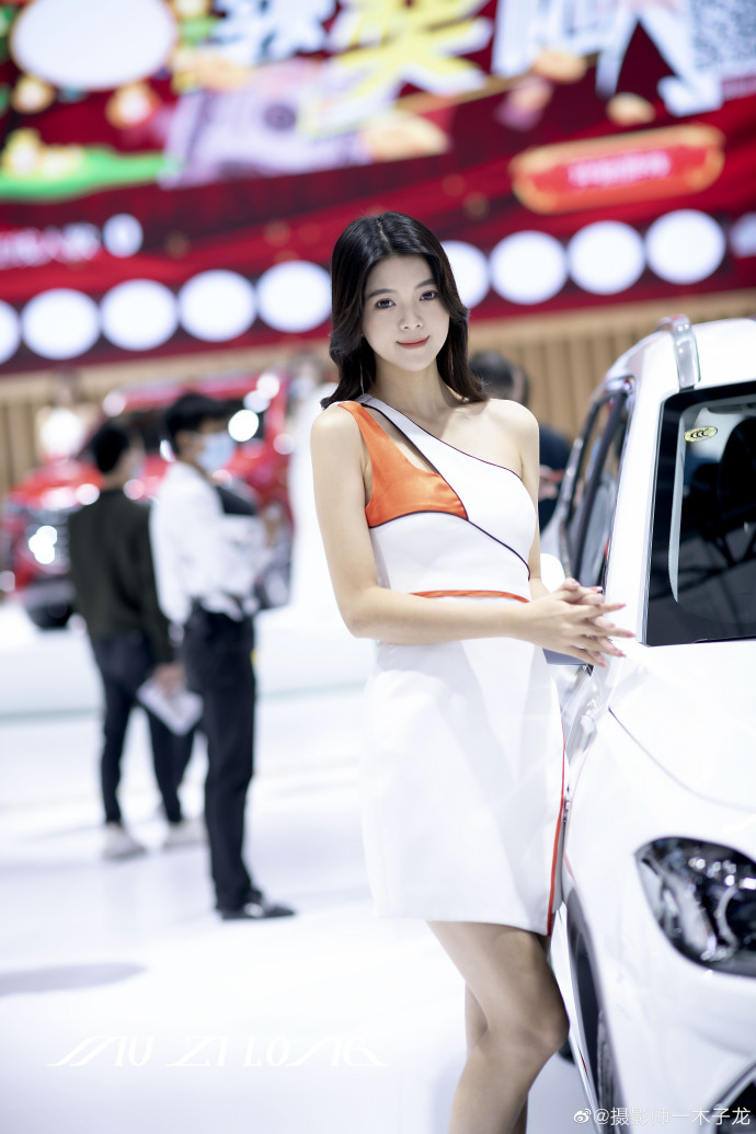 美女车模露肩短裙高跟美腿私拍