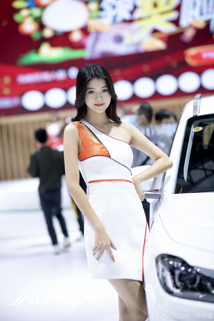 美女车模露肩短裙高跟美腿私拍