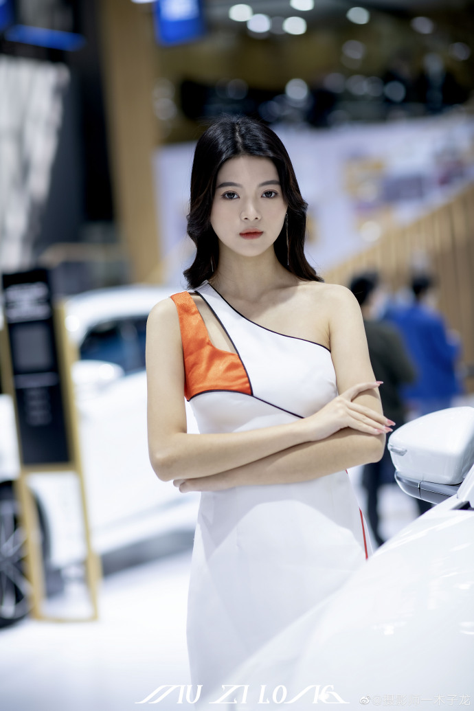 美女车模露肩短裙高跟美腿私拍