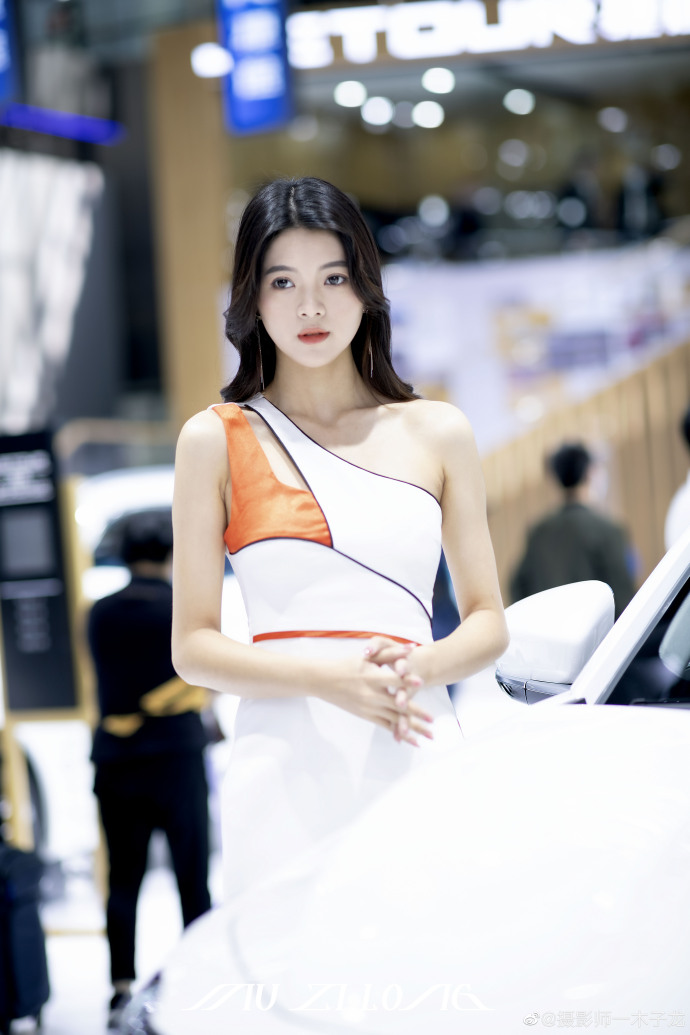 美女车模露肩短裙高跟美腿私拍