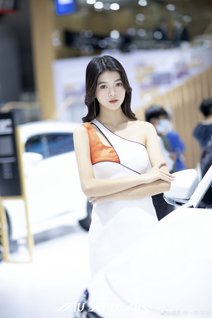 美女车模露肩短裙高跟美腿私拍