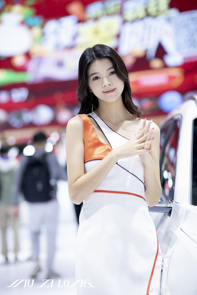 美女车模露肩短裙高跟美腿私拍