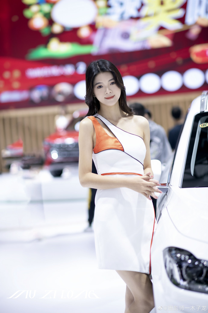 美女车模露肩短裙高跟美腿私拍