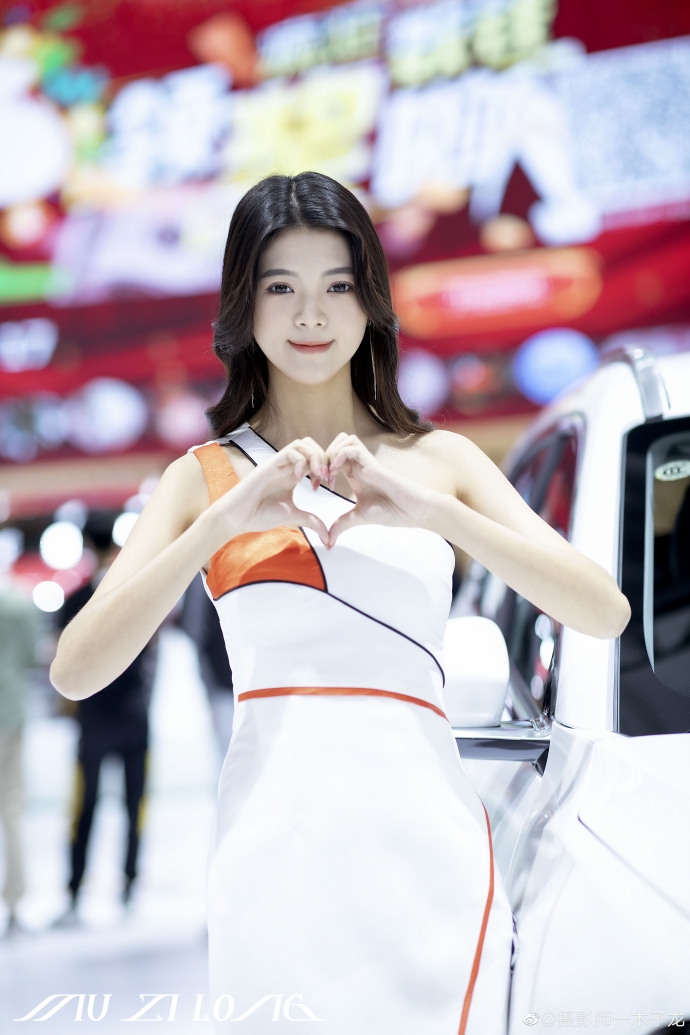 美女车模露肩短裙高跟美腿私拍