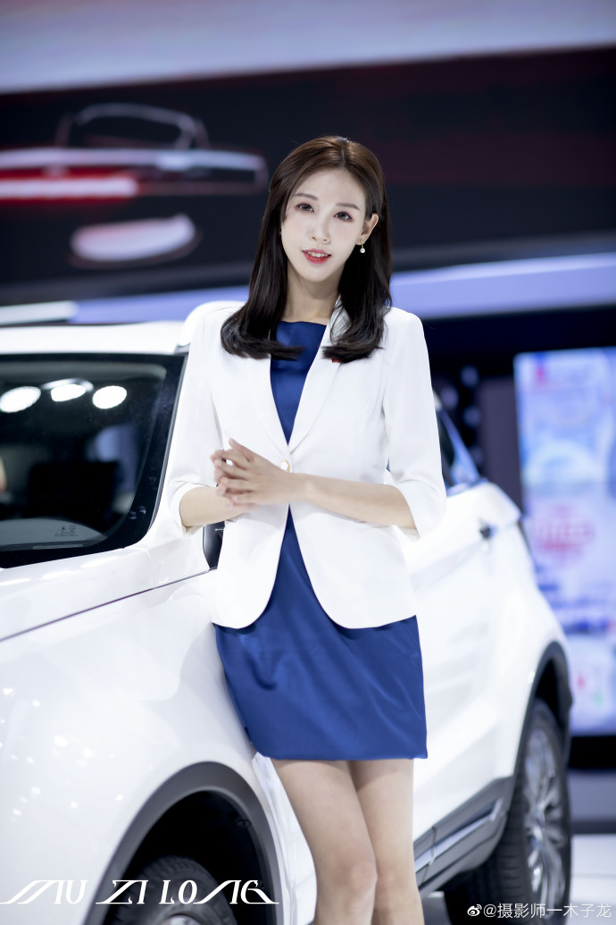 美女车模性感短裙高跟美腿私拍