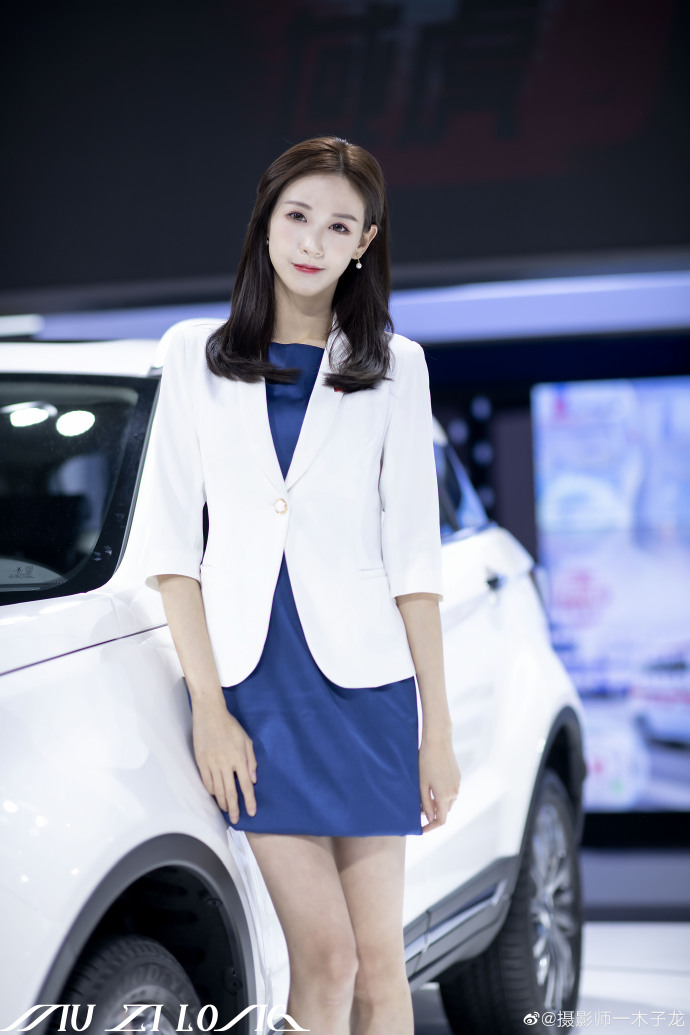 美女车模性感短裙高跟美腿私拍