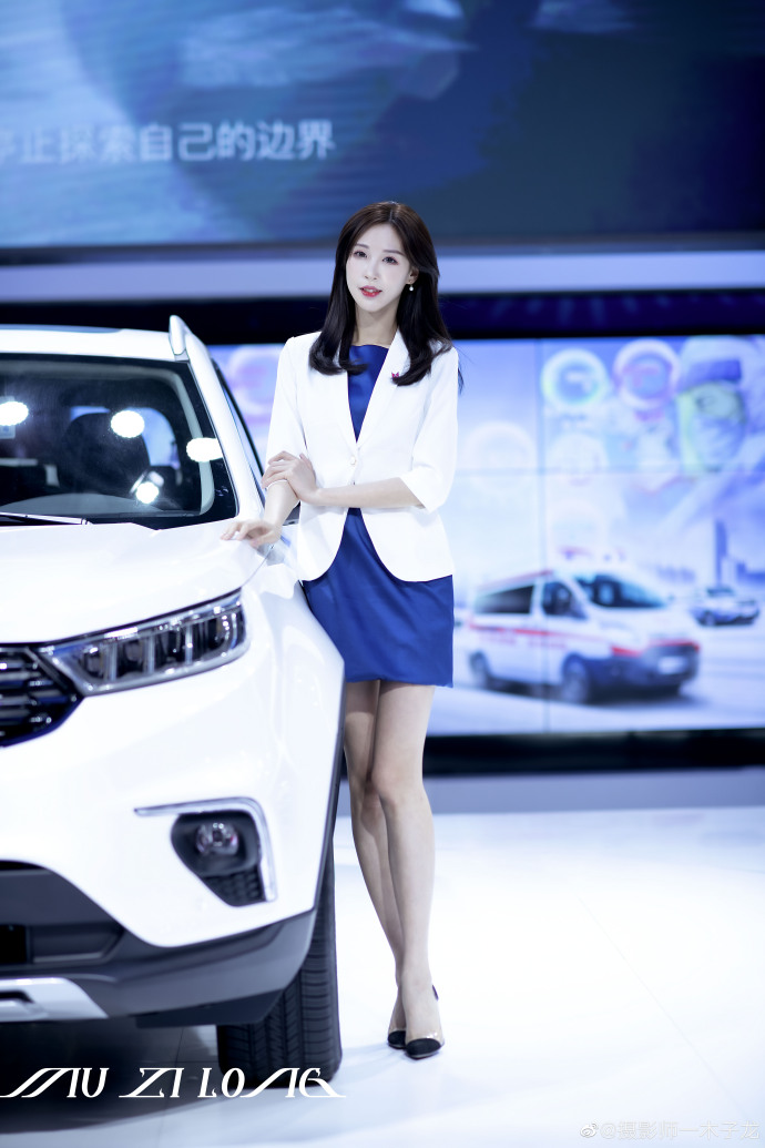 美女车模性感短裙高跟美腿私拍