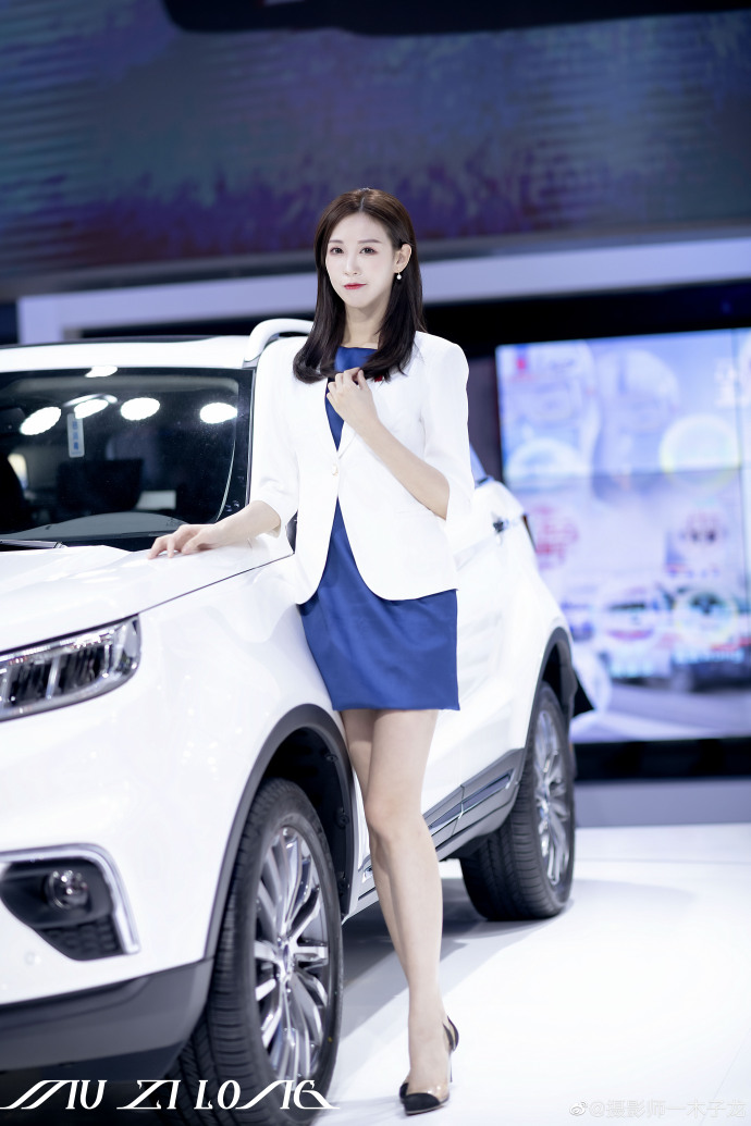 美女车模性感短裙高跟美腿私拍