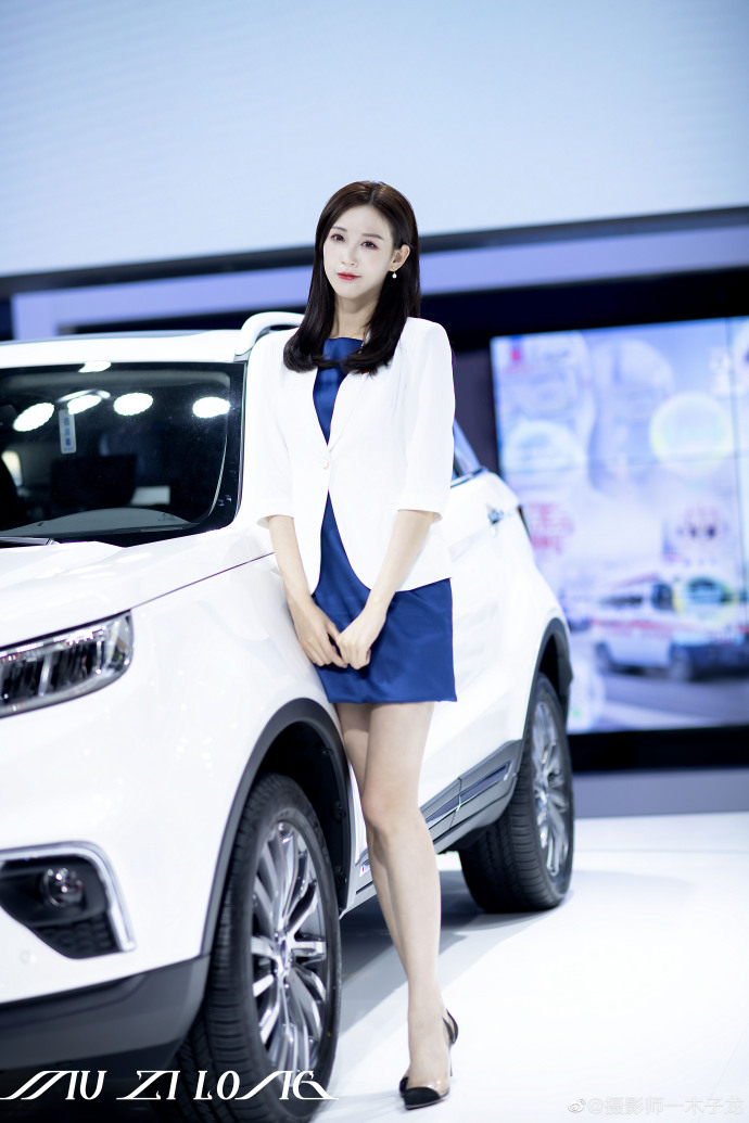 美女车模性感短裙高跟美腿私拍