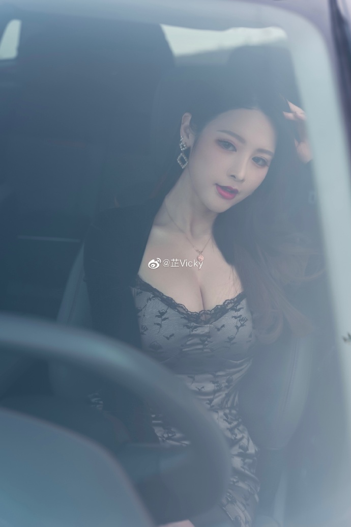 黑丝诱惑美女车模深沟美乳写真