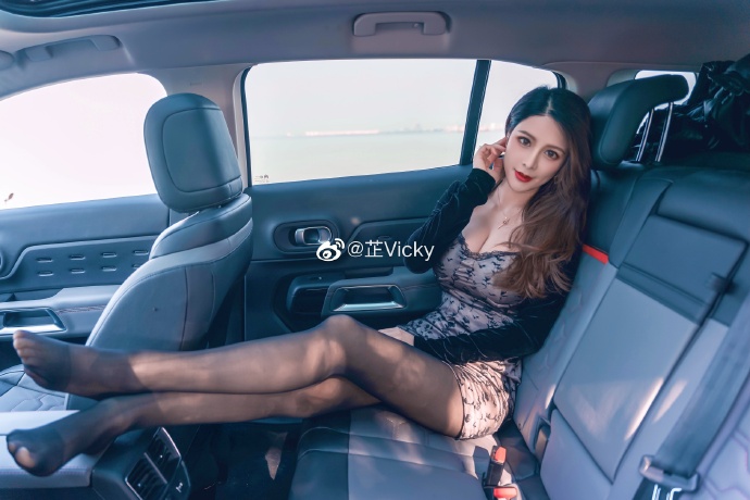 黑丝诱惑美女车模深沟美乳写真