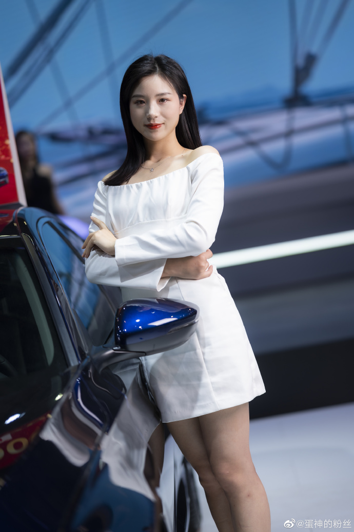 性感高跟美女车模香肩美腿套图