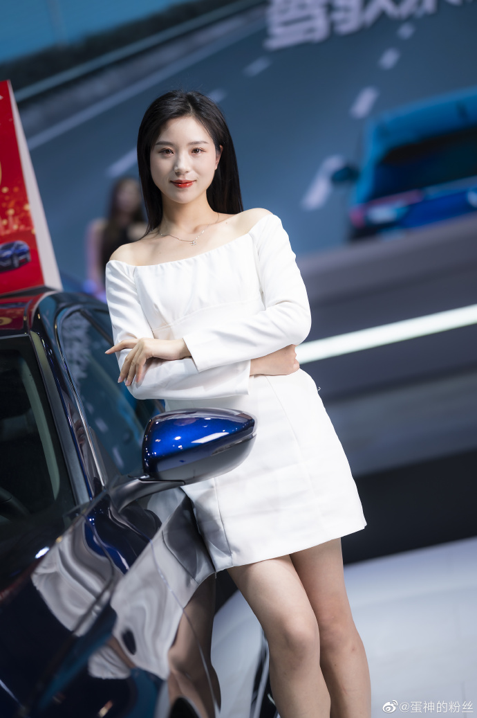 性感高跟美女车模香肩美腿套图