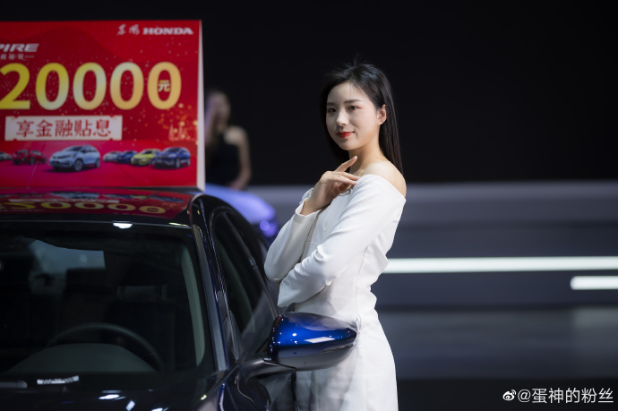 性感高跟美女车模香肩美腿套图