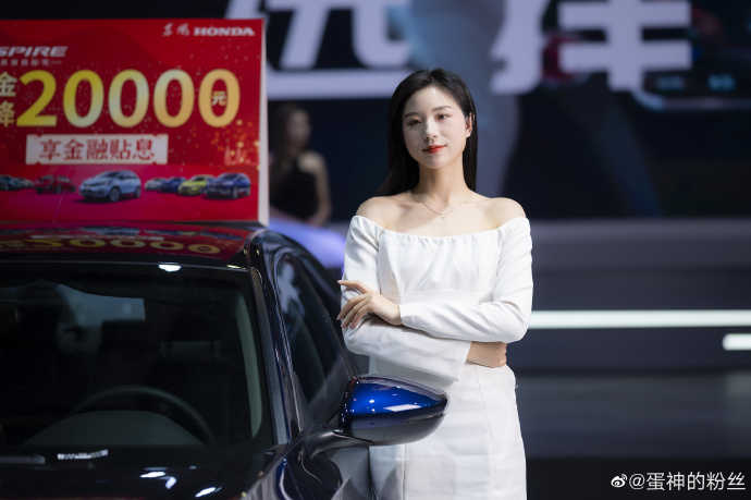 性感高跟美女车模香肩美腿套图