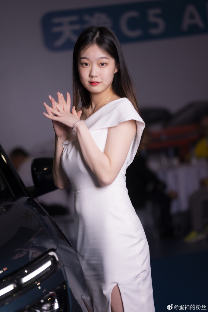 漂亮美女车模香肩美腿诱惑私拍