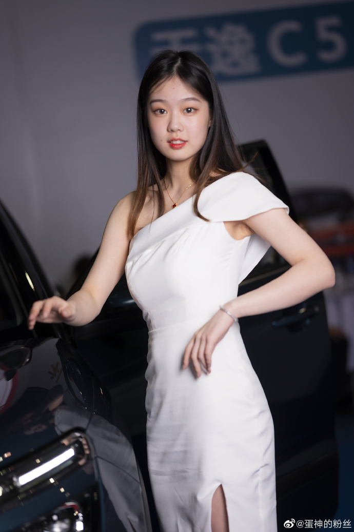 漂亮美女车模香肩美腿诱惑私拍