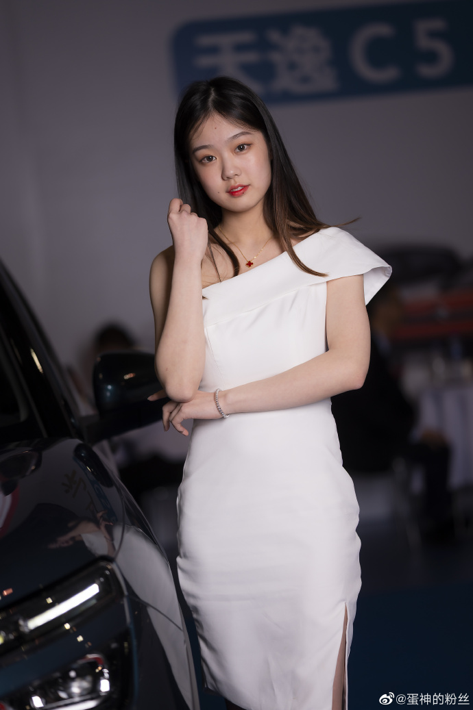 漂亮美女车模香肩美腿诱惑私拍