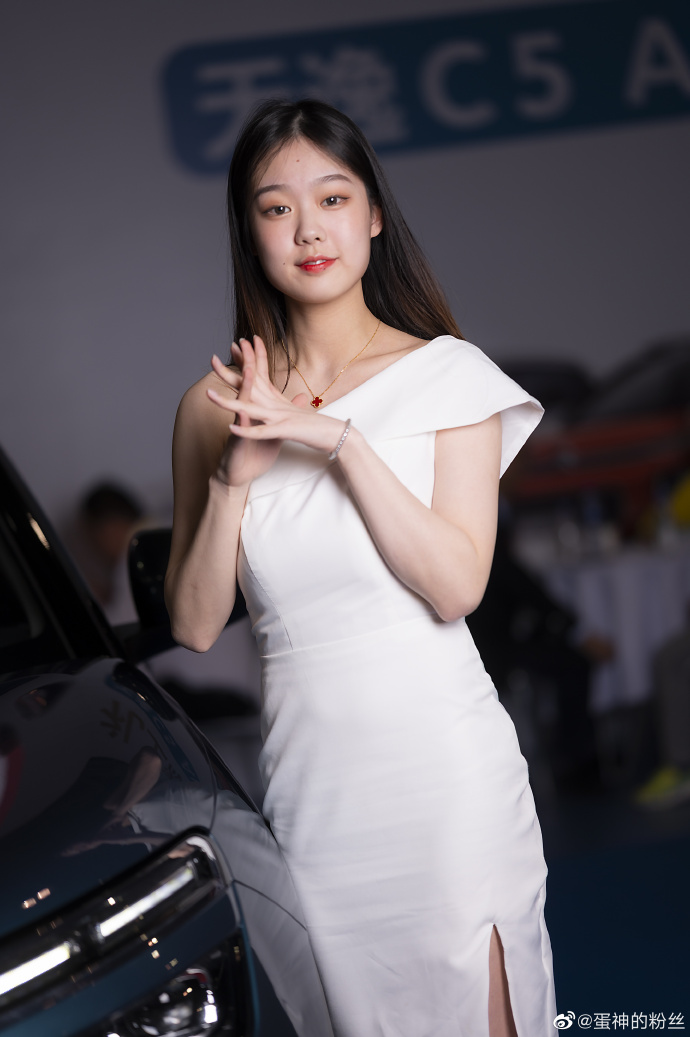 漂亮美女车模香肩美腿诱惑私拍