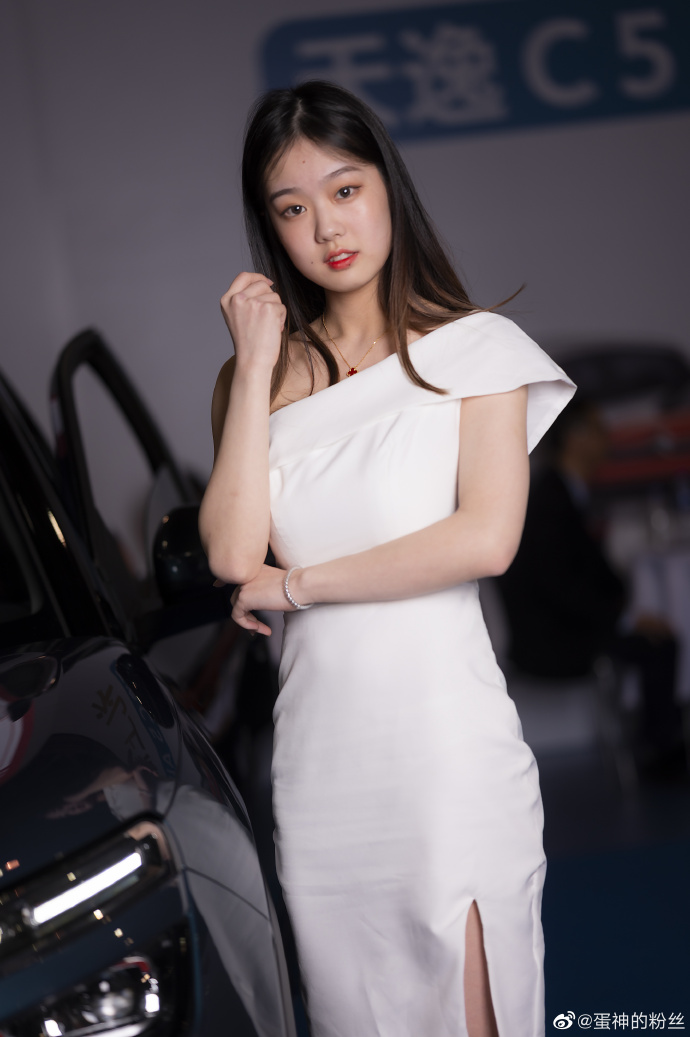 漂亮美女车模香肩美腿诱惑私拍