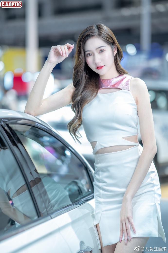 青春靓丽美女车模细腰长腿写真