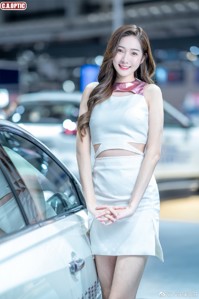 青春靓丽美女车模细腰长腿写真