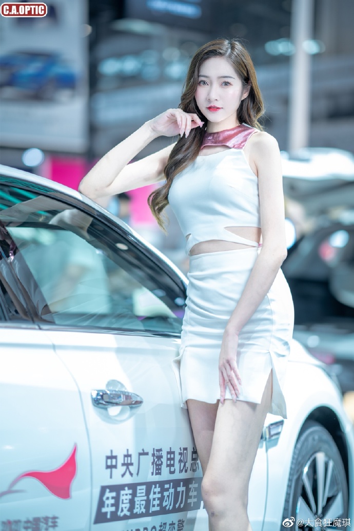 青春靓丽美女车模细腰长腿写真