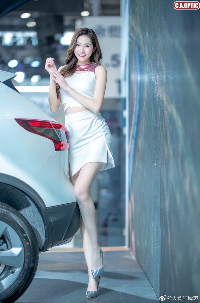 青春靓丽美女车模细腰长腿写真