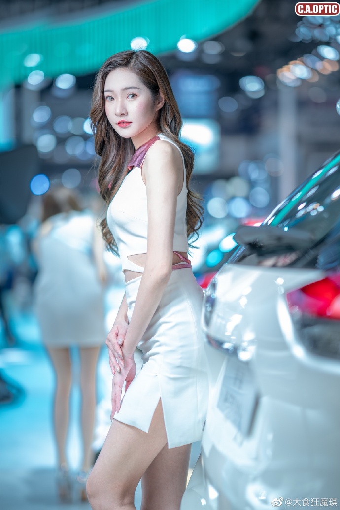 青春靓丽美女车模细腰长腿写真