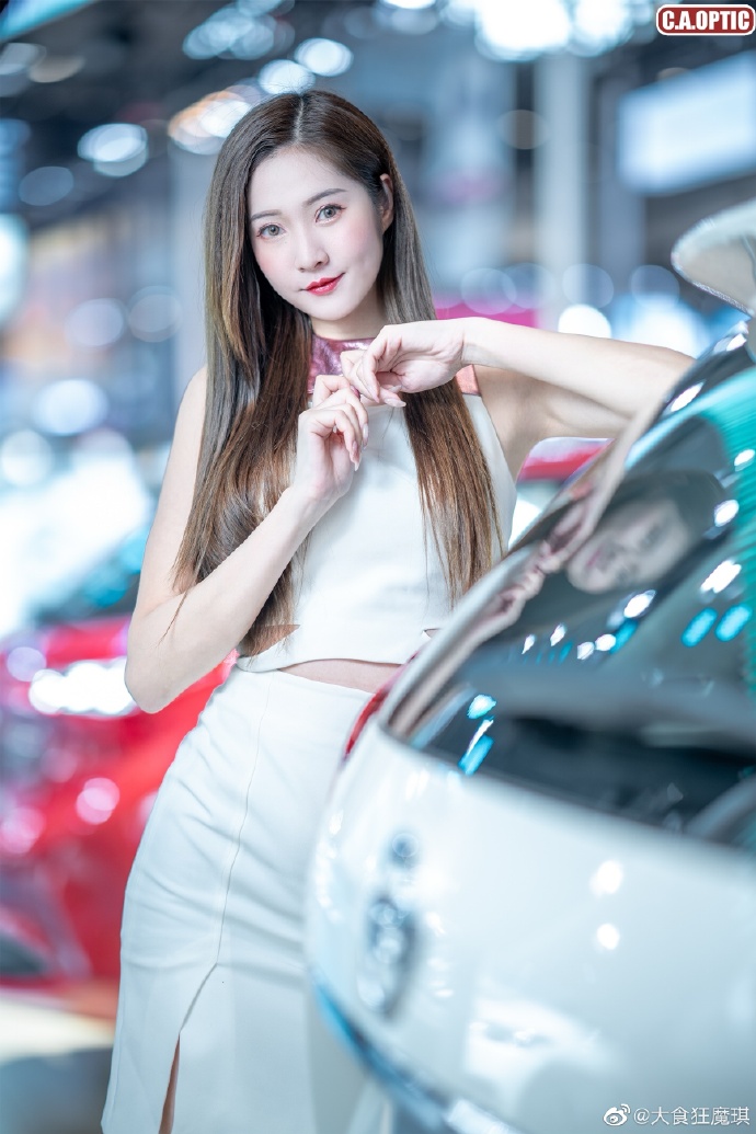 青春靓丽美女车模细腰长腿写真