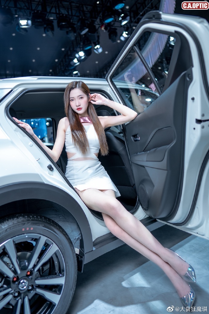 青春靓丽美女车模细腰长腿写真