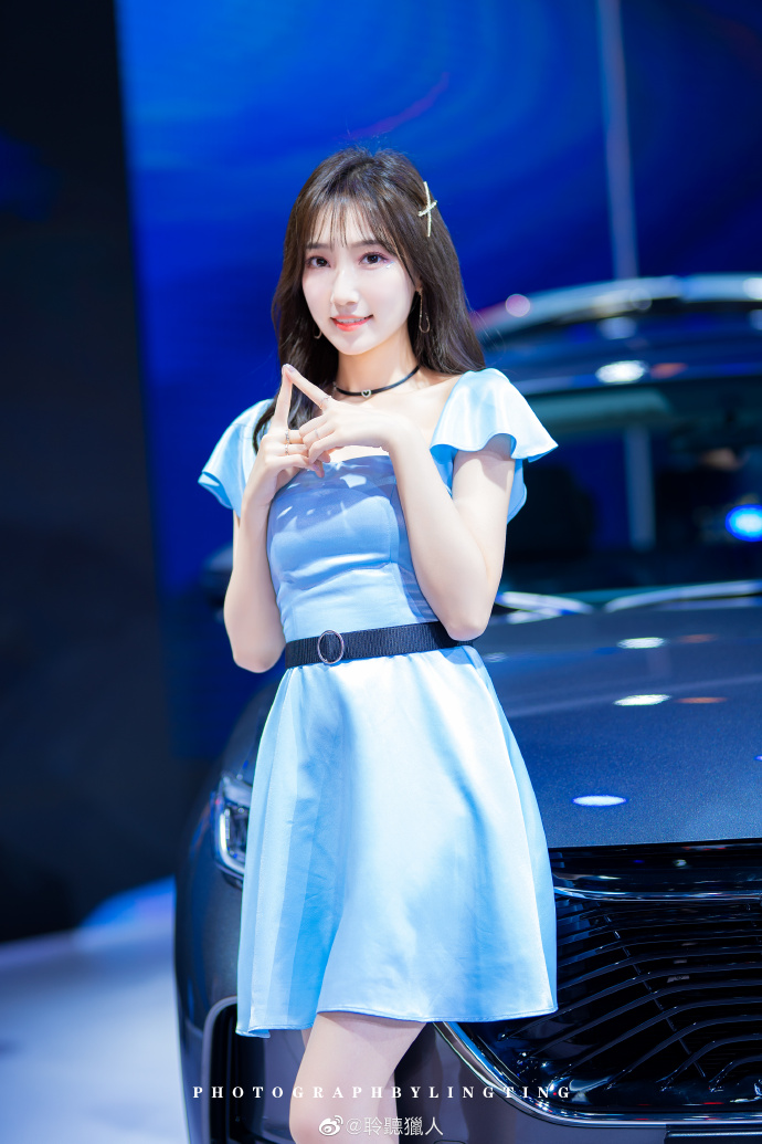 短裙美女车模高跟美腿诱惑写真