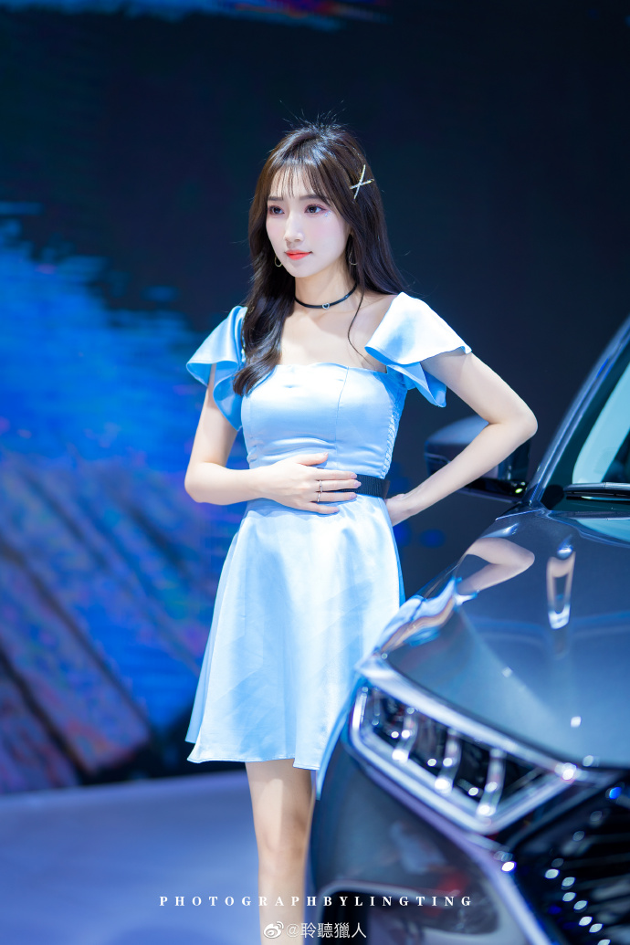 短裙美女车模高跟美腿诱惑写真