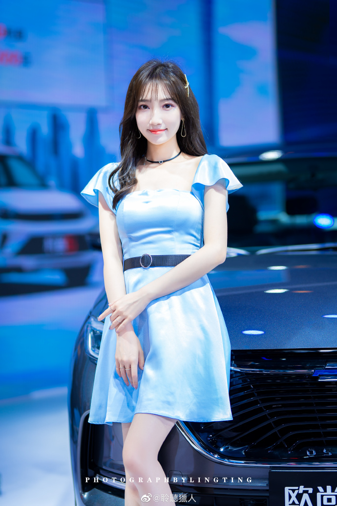 短裙美女车模高跟美腿诱惑写真