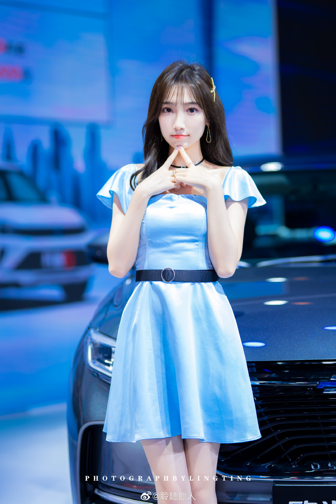 短裙美女车模高跟美腿诱惑写真