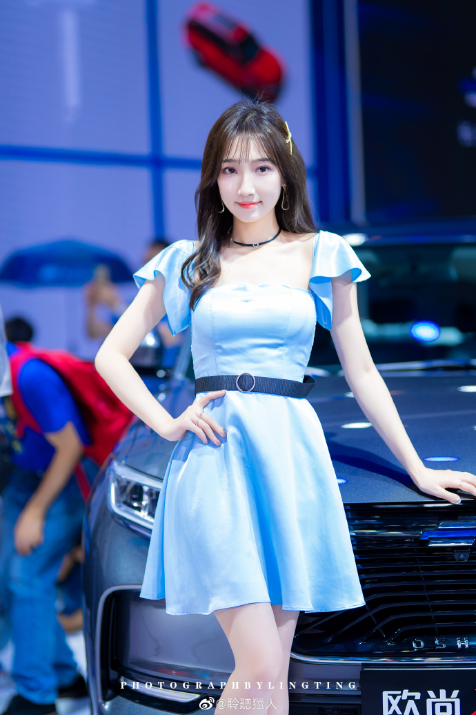 短裙美女车模高跟美腿诱惑写真