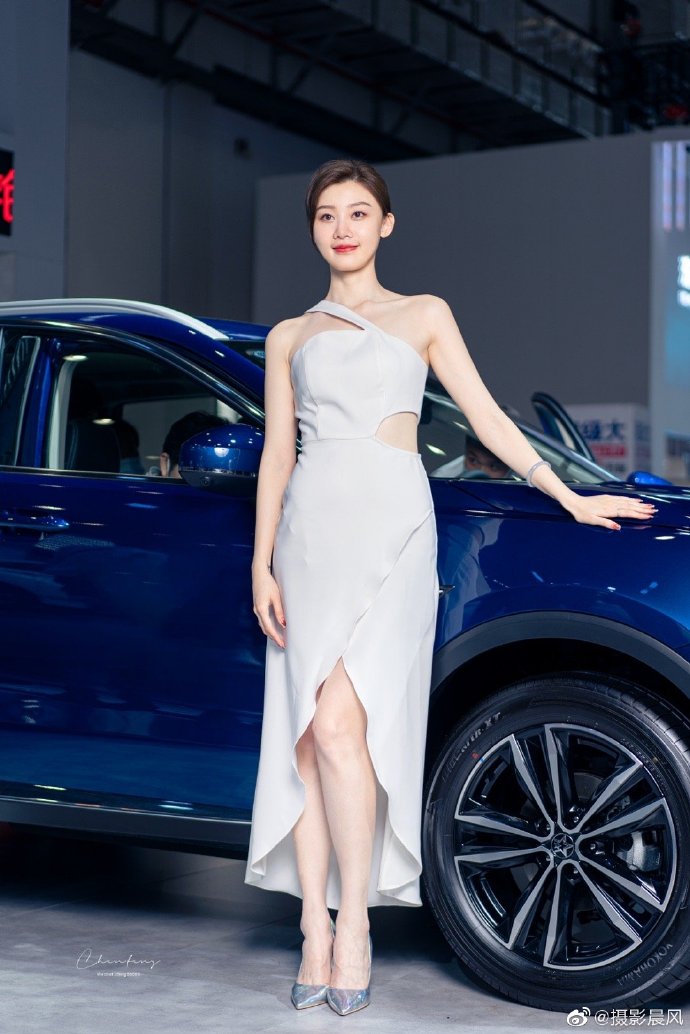 高挑有型美女车模香肩美腿写真